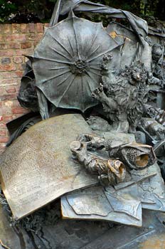 Escultura de calle con textos antiguos en metal. Dusselforf, Ale