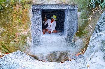 Detalle de panteón en construcción, Sulawesi, Indonesia