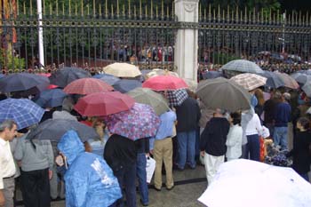 Público asistente al recorrido de la Boda Real