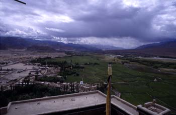 Panorámica del valle del Indo desde el gompa de Spitok, Ladakh,
