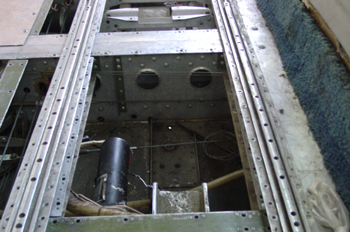 Formero de piso del fuselaje