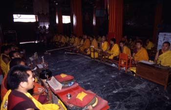 Monjes durante una ceremonia religiosa en el Monasterio de Rumte
