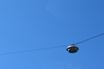 Farola colgada de los cables de luz, Sao Paulo, Brasil