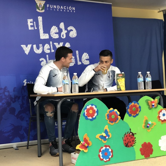 Jugadores del CD Leganés visitan el cole 2
