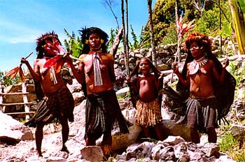 Grupo de mujeres con ropas y pinturas, Irian Jaya, Indonesia