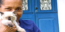 Mujer con un gato siamés, Olinda, Pernambuco, Brasil