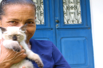 Mujer con un gato siamés, Olinda, Pernambuco, Brasil
