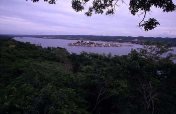 Ciudad de Flores, en el lago de Petén Itzá, Guatemala