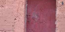 Puerta metálica de una construcción de adobe, Achahoud, Marrueco