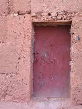 Puerta metálica de una construcción de adobe, Achahoud, Marrueco