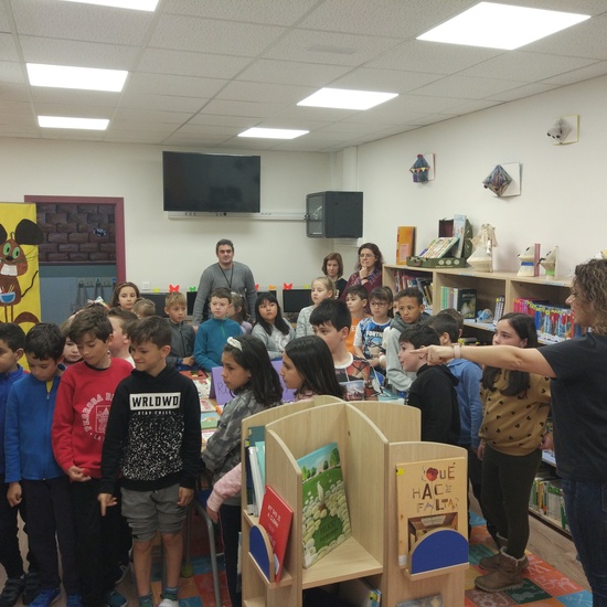 Visitamos la nueva biblioteca del colegio 6