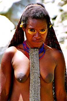 Mujer con decoración sencilla, Irian Jaya, Indonesia