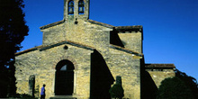 Vista occidental de la fachada de San Julián de los Prados, Ovie