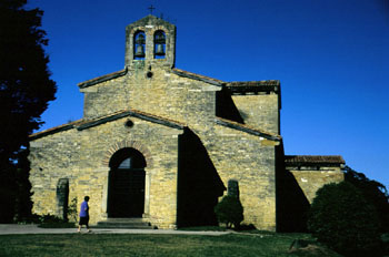 Vista occidental de la fachada de San Julián de los Prados, Ovie