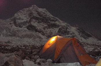 Tiendas de campaña iluminadas de noche