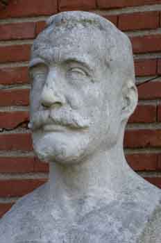 Detalle del monumento al doctor ángel Pulido Fernández