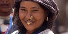 Retrato de mujer con adornos nasales, Sikkim, India
