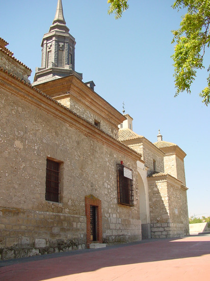Vista lateral de iglesia en Valdemoro