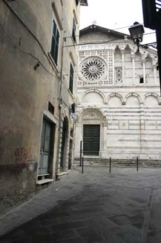 Vícolo y duomo, Carrara