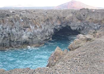 Cuevas debajo de la lava del Volcán
