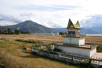 Tumba y arrozales, Lago Toba, Sumatra, Indonesia