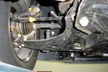 Suspensión delantera. Detalle de brazo inferior