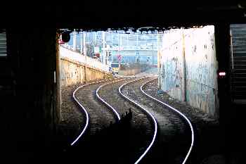 Vías desde el interior de una estación, Budapest, Hungría