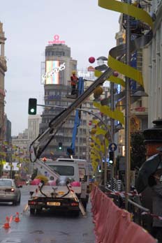 Operario adornando Gran Vía de Madrid con motivo de Boda Real