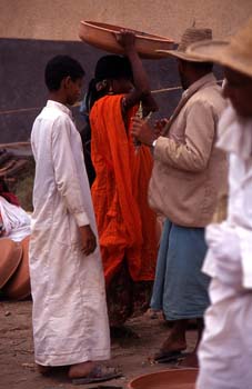 Mujer llevando un recipiente de barro en el mercado de Suq al Kh