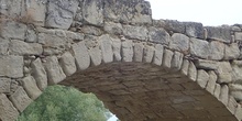 Detalle del arco de medio punto del puente de Capella. Huesca