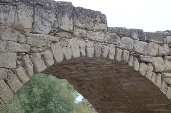 Detalle del arco de medio punto del puente de Capella. Huesca