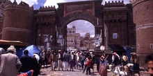 Puerta de Bab al Yaman en la muralla de la ciudad vieja de Sanaa