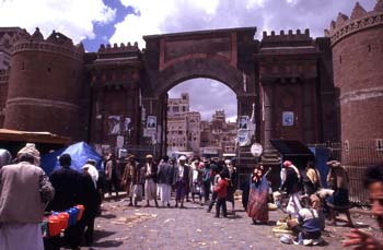 Puerta de Bab al Yaman en la muralla de la ciudad vieja de Sanaa