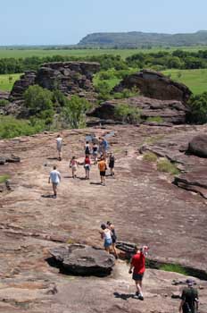 Caminando sobre Ubirr Rock, Kakadu, Australia