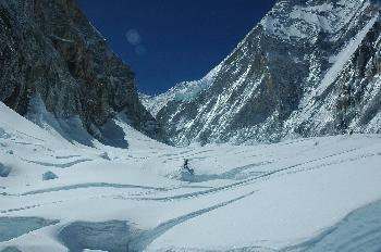 Escaladores cruzando un glaciar