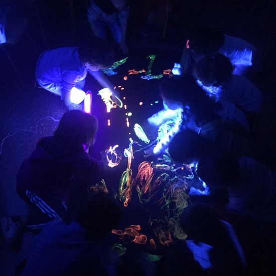 Pintamos con luz negra 9