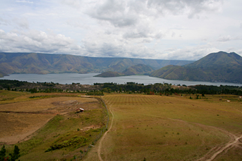 Vista del lago desde Danutoba, Lago Toba, Sumatra, Indonesia