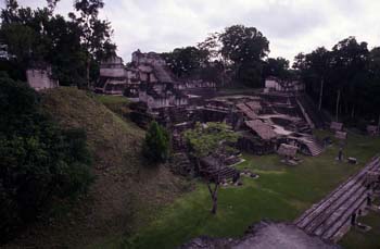 Vista de la Acrópolis Norte desde el Templo II, Tikal, Guatemala