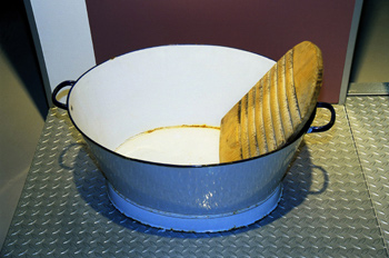 Utensilios domésticos: Tabla de lavar y balde de hierro esmaltad