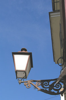 Farola en callejón, Madrid