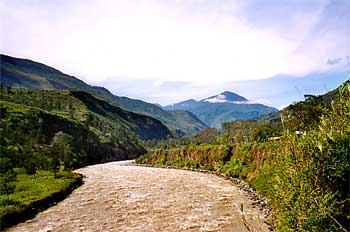 Río en época de lluvias, Irian Jaya, Indonesia