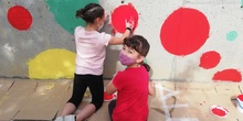 Pintando el mural en honor a Carmen Teacher