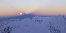 Amanecer con luna llena sobre el Nuptse