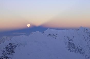 Amanecer con luna llena sobre el Nuptse