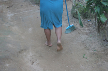 Piernas de chica caminando, Quilombo, Sao Paulo, Brasil