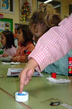 Realizando manualidades