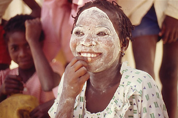 Niña con cosmético tradicional, Nacala, Mozambique