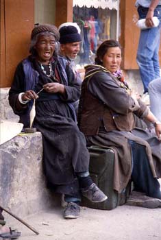 Anciana hilando, Ladakh, India