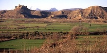 Castillo de Montearagón y Guara al fondo