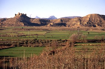 Castillo de Montearagón y Guara al fondo